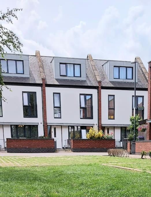 Explore London: 2 Bedroom House In Wood Green エクステリア 写真