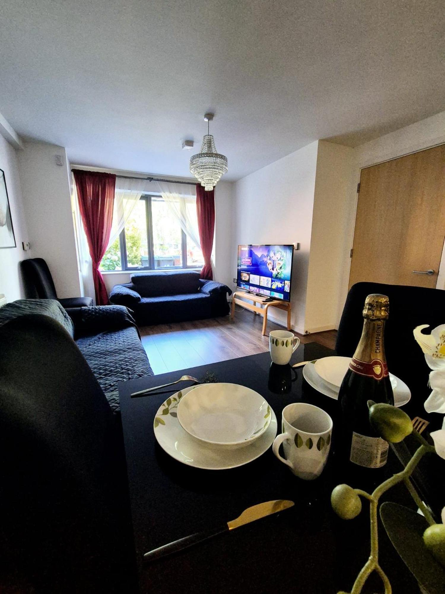 Explore London: 2 Bedroom House In Wood Green エクステリア 写真