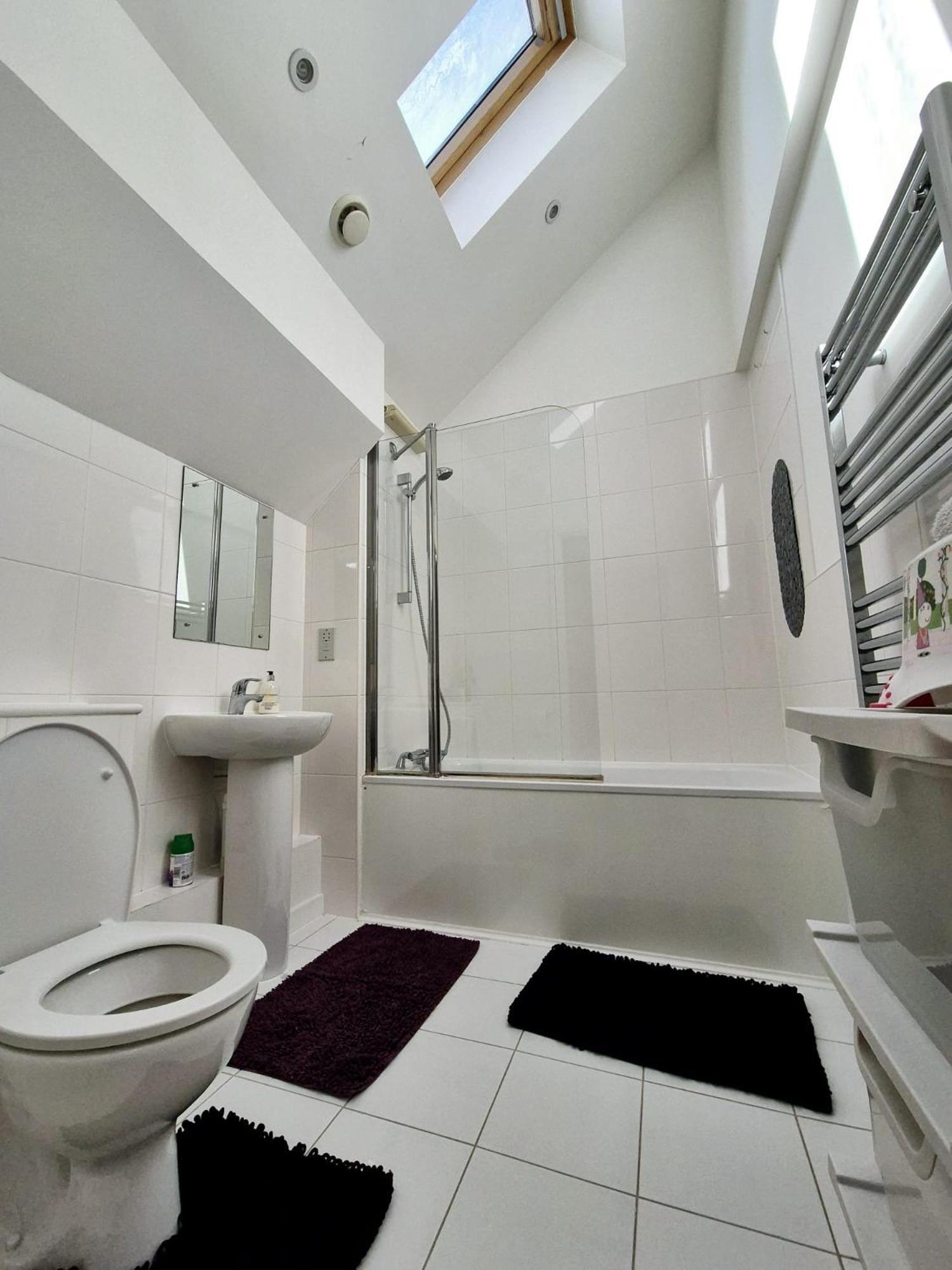 Explore London: 2 Bedroom House In Wood Green エクステリア 写真
